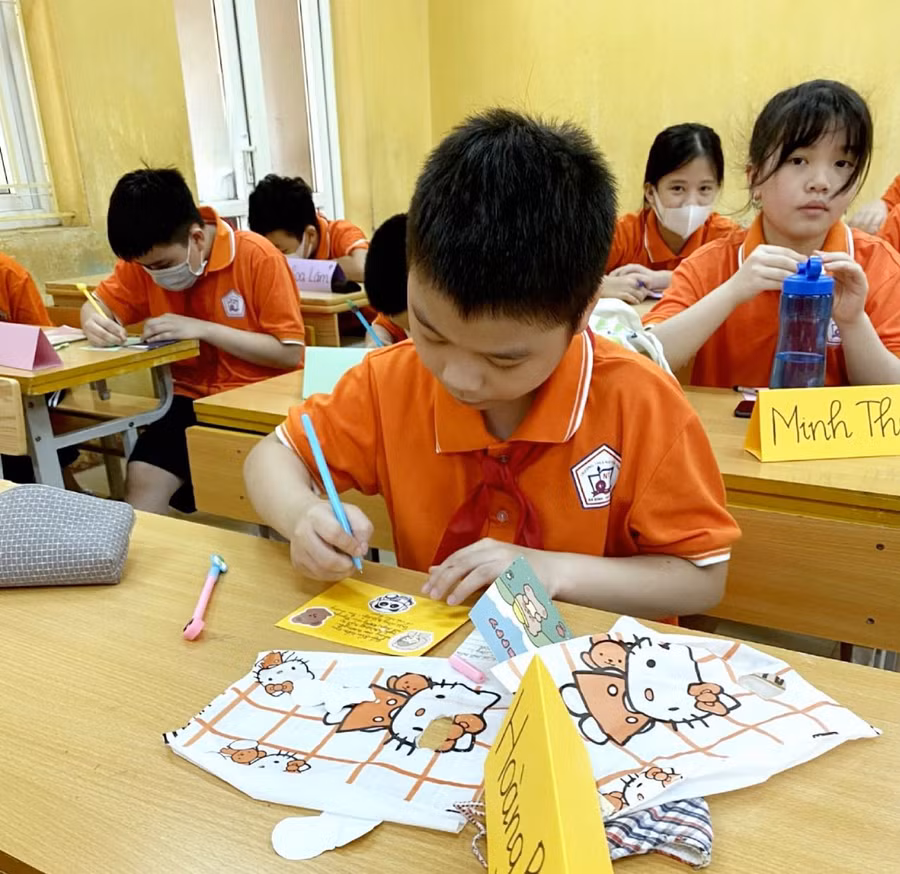 Học sinh Trường THCS Nguyễn Trãi luôn hạnh phúc mỗi khi đến trường. Học sinh Trường THCS Nguyễn Trãi luôn hạnh phúc mỗi khi đến trường.