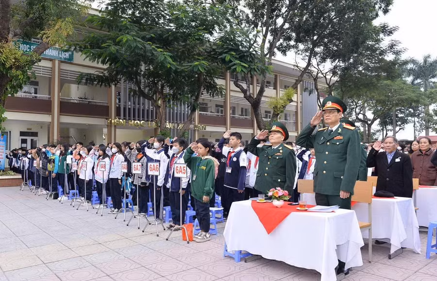 Lễ kỷ niệm với sự tham dự của các đại biểu và toàn thể cán bộ, giáo viên, nhân viên cùng học sinh nhà trường. Lễ kỷ niệm với sự tham dự của các đại biểu và toàn thể cán bộ, giáo viên, nhân viên cùng học sinh nhà trường.