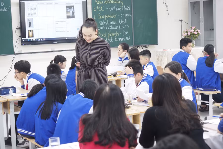 Giáo viên tương tác, trao đổi bài học với học sinh.