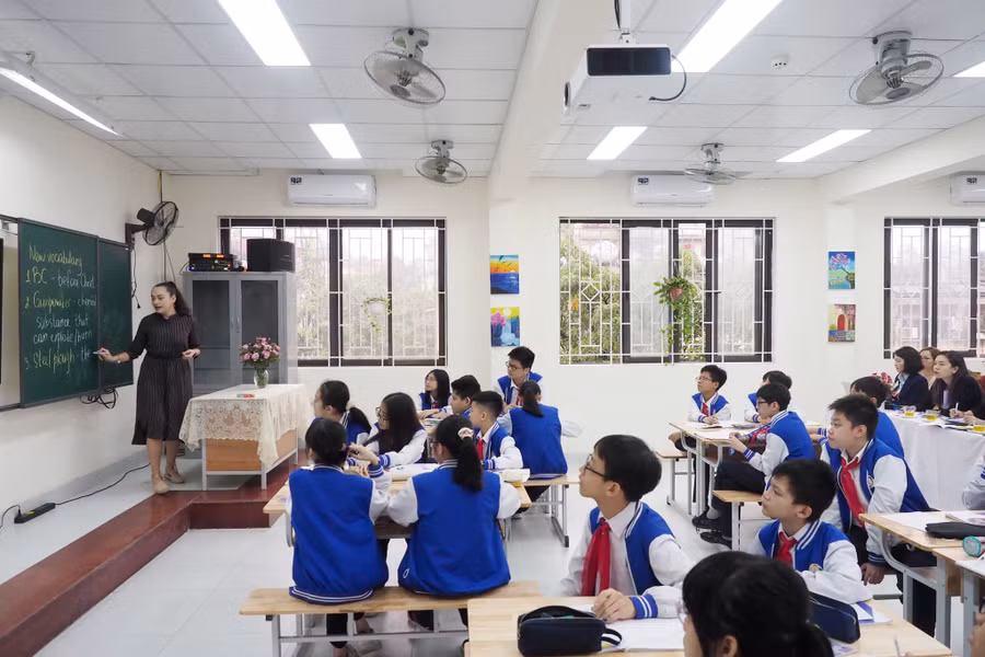 Cô Stepanenko Yevheniia đến từ Trung tâm OEA Việt Nam giảng dạy cho học sinh.