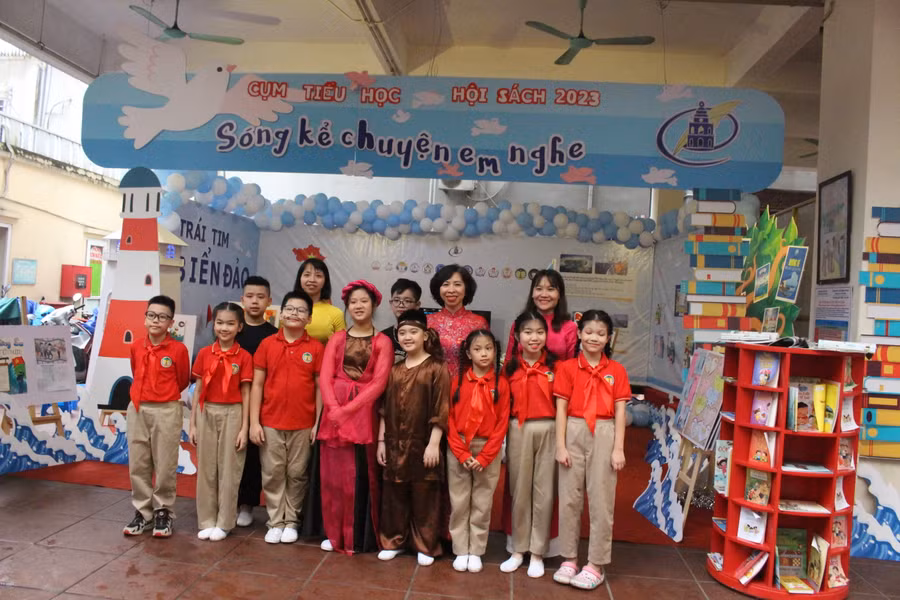 Gian trưng bày thu hút đông đảo học sinh và giáo viên trải nghiệm.