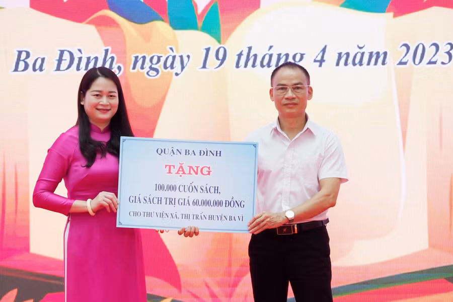 Phó Chủ tịch UBND quận Ba Đình trao tặng sách gửi đến thư viện các xã, thị trấn huyện Ba Vì. Phó Chủ tịch UBND quận Ba Đình trao tặng sách gửi đến thư viện các xã, thị trấn huyện Ba Vì.