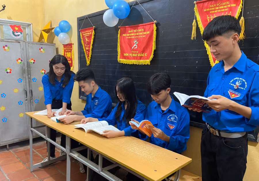 Học sinh trường THPT Hiệp Hòa số 5 tham gia đọc sách tại chương trình. Học sinh trường THPT Hiệp Hòa số 5 tham gia đọc sách tại chương trình.