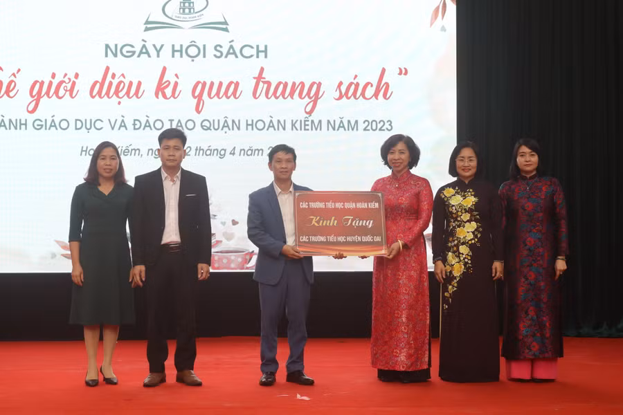 Các hoạt động trao tặng sách giữa các trường quận Hoàn Kiếm và huyện Quốc Oai.