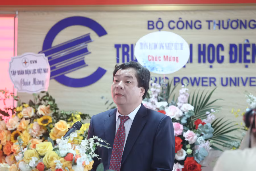 PGS.TS Vũ Đình Ngọ - tân Chủ tịch Hội đồng trường, Trường Đại học Điện lực phát biểu nhận nhiệm vụ. PGS.TS Vũ Đình Ngọ - tân Chủ tịch Hội đồng trường, Trường Đại học Điện lực phát biểu nhận nhiệm vụ.