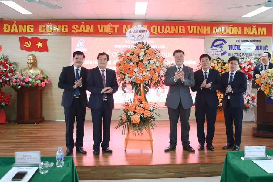 Thứ trưởng Bộ Công Thương Nguyễn Sinh Nhật Tân chúc mừng Hội đồng, Ban giám hiệu trường Đại học Điện lực. Thứ trưởng Bộ Công Thương Nguyễn Sinh Nhật Tân chúc mừng Hội đồng, Ban giám hiệu trường Đại học Điện lực.