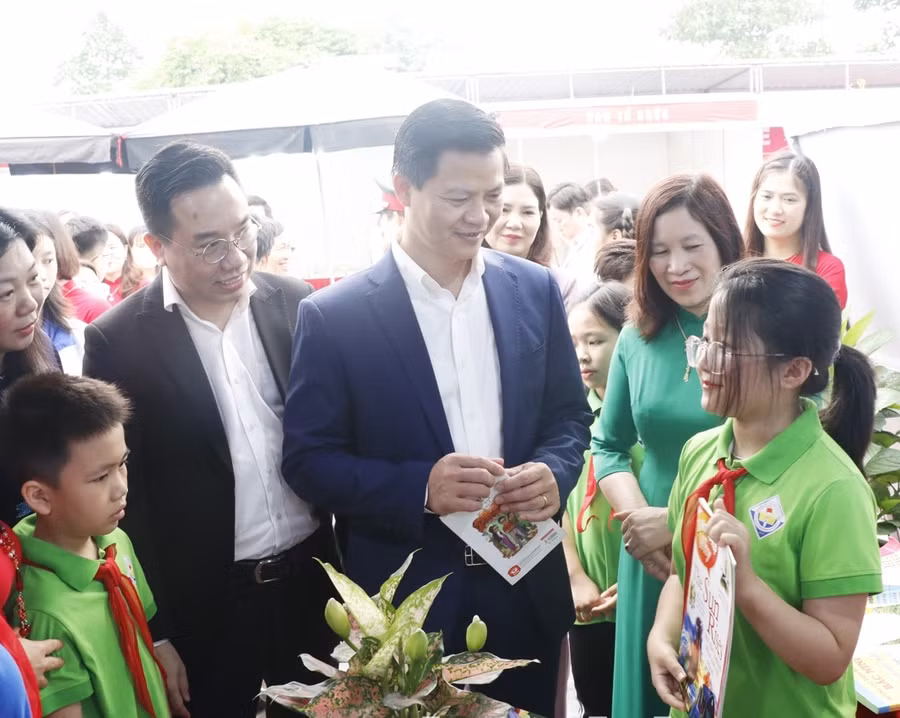 Học sinh Bắc Ninh giới thiệu sách tại ngày sách và văn hóa đọc (Ảnh TL).