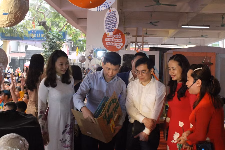 Lãnh đạo quận Hoàn Kiếm cùng các đại biểu thăm quan gian trưng bày sách.