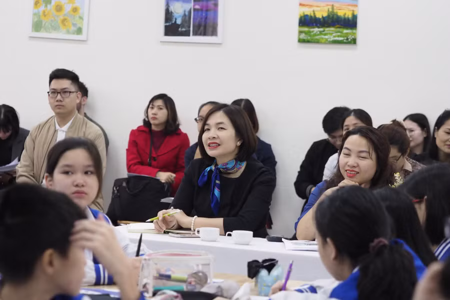Cán bộ quản lý, giáo viên tiếng Anh hào hứng dự chuyên đề.