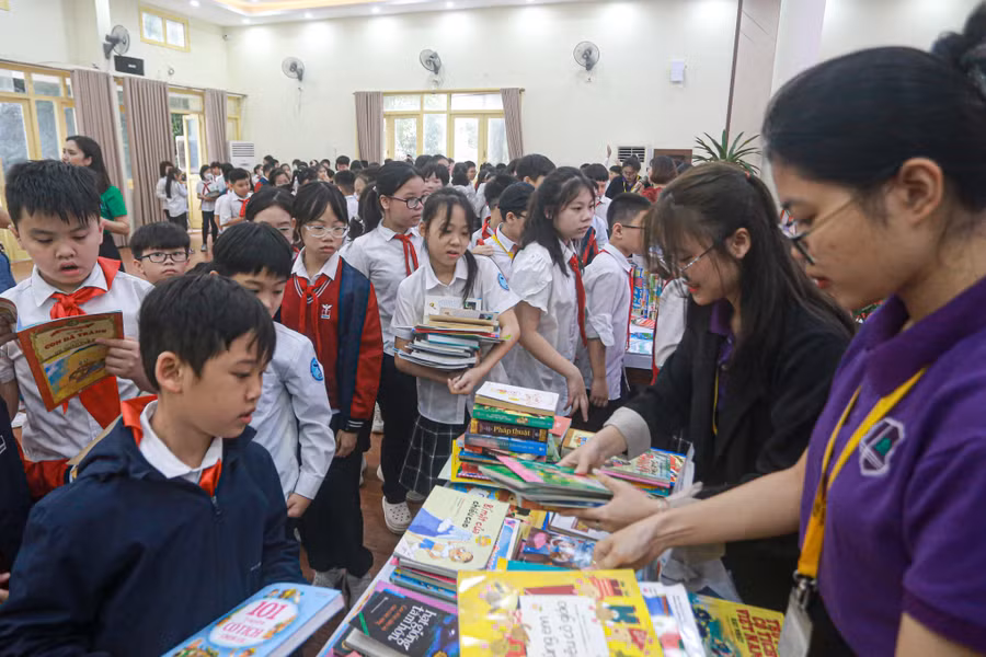 Học sinh hào hứng lựa chọn cuốn sách để trang bị thêm kiến thức.