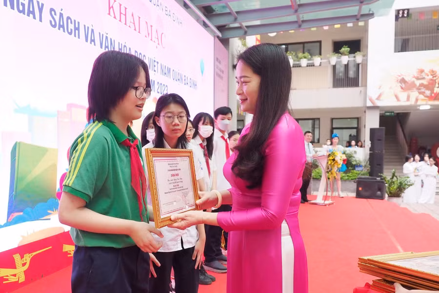 Bà Phạm Thị Diễm khen thưởng học sinh đạt giải tại cuộc thi vẽ tranh thiếu nhi với chủ đề "Sách và cuộc sống". Bà Phạm Thị Diễm khen thưởng học sinh đạt giải tại cuộc thi vẽ tranh thiếu nhi với chủ đề "Sách và cuộc sống".