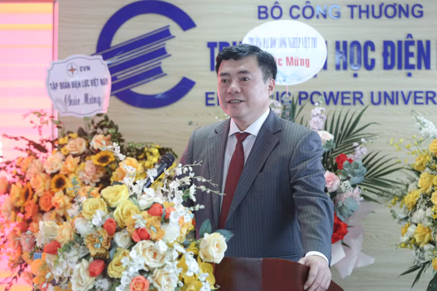 Thứ trưởng Bộ Công Thương - Nguyễn Sinh Nhật Tân phát biểu. Thứ trưởng Bộ Công Thương - Nguyễn Sinh Nhật Tân phát biểu.