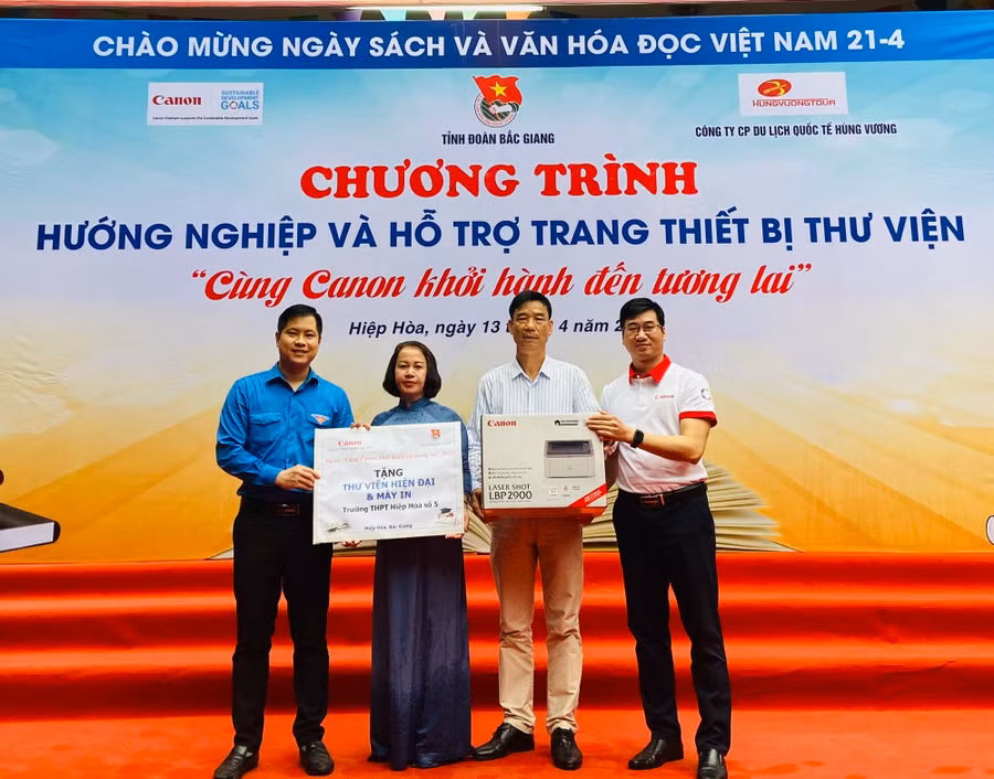 Đại diện Công ty TNHH Canon Việt Nam và Tỉnh đoàn Bắc Giang tặng thiết bị cho thư viện Trường THPT Hiệp Hòa số 5. Đại diện Công ty TNHH Canon Việt Nam và Tỉnh đoàn Bắc Giang tặng thiết bị cho thư viện Trường THPT Hiệp Hòa số 5.