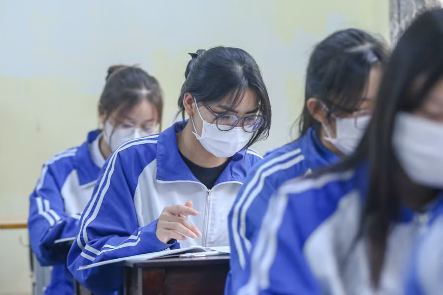 Học sinh lớp 12 trường THPT Thuận Thành số 1 tích cực ôn tập để chuẩn bị tốt nhất cho kỳ thi tốt nghiệp.