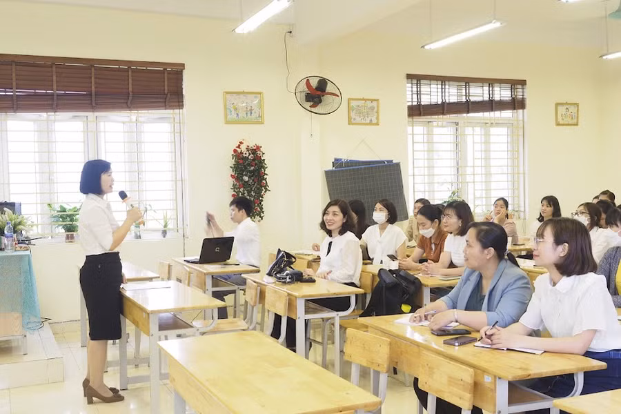 Giáo viên trao đổi chuyên môn, nâng cao chất lượng dạy và học.