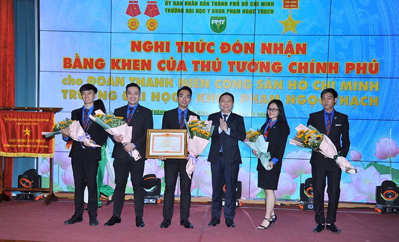 Phó Chủ tịch UBND TPHCM Dương Anh Đức trao bằng khen của Thủ tướng Chính phủ cho Đoàn Thanh niên Trường ĐH Y khoa Phạm Ngọc Thạch.