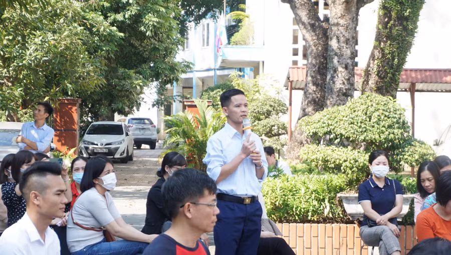 Phụ huynh đưa ra những câu hỏi cho nhà trường tại buổi giao lưu.
