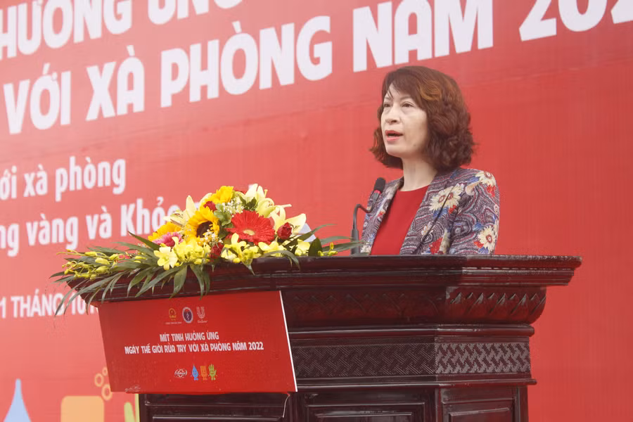 Bà Nguyễn Thị Liên Hương - Thứ trưởng Bộ Y tế cho biết, việc rửa tay với xà phòng trong nhà trường cho các em học sinh và duy trì thành hoạt động thường xuyên.