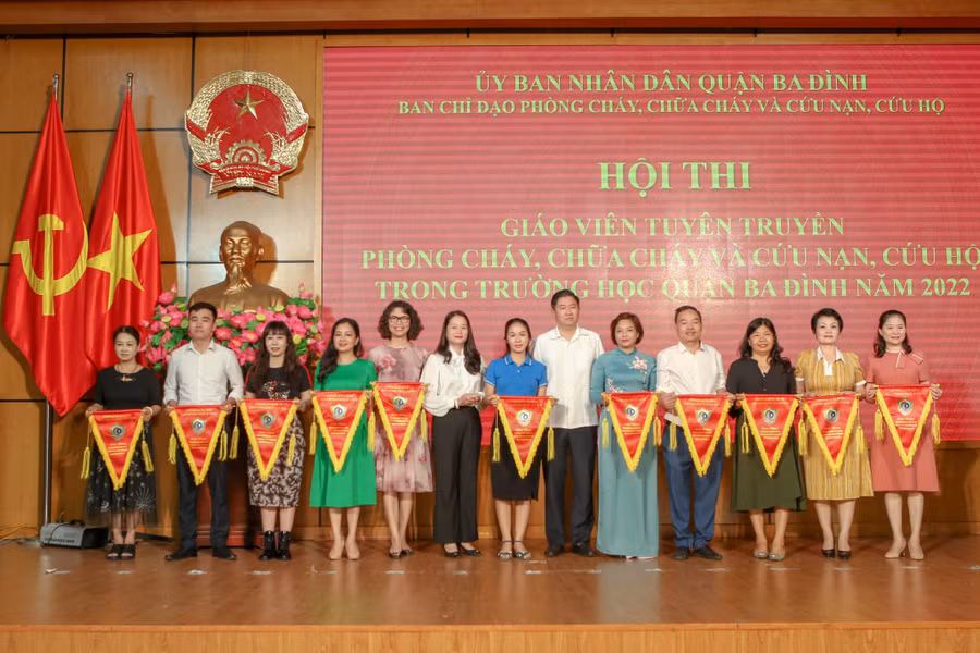 Lãnh đạo UBND quận Ba Đình trao cờ lưu niệm và động viên các đơn vị tham dự.