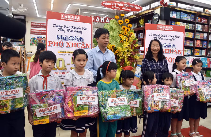 Ban tổ chức tặng quà cho các em HS nhân dịp khai trương