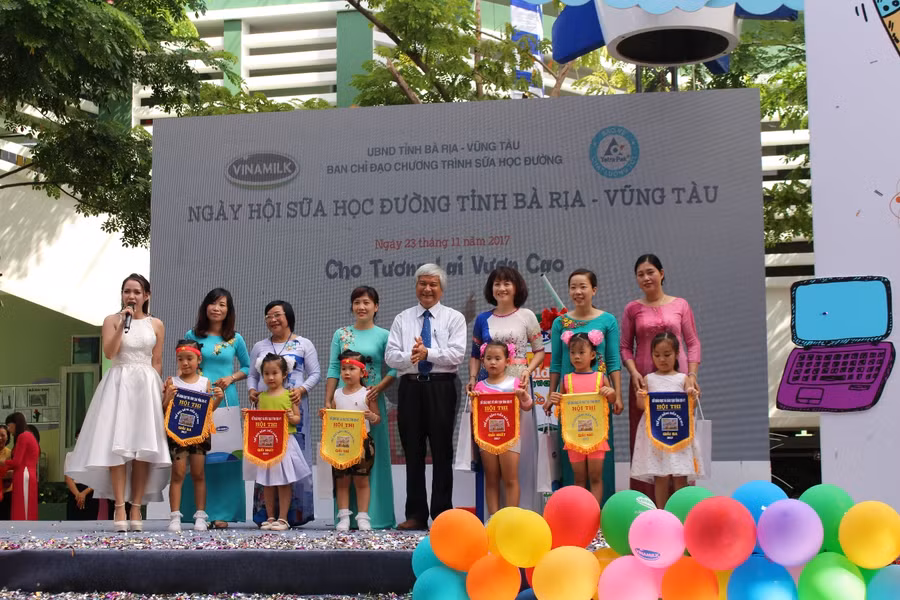 Nguyễn Thanh Giang – Giám đốc Sở GD&ĐT tỉnh trao giải thưởng cho các tiết mục văn nghệ xuất sắc trong Ngày hội “Sữa học đường” 2017