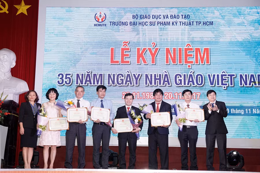 Nhà trường tuyên dương các cá nhân và tập thể xuất sắc Nhà trường tuyên dương các cá nhân và tập thể xuất sắc