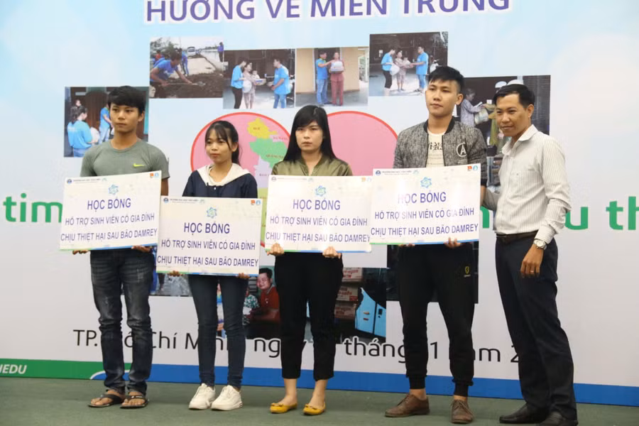 Thầy Trần Mạnh Thái trao học bổng cho các bạn sinh viên chịu ảnh hưởng của cơn bão Thầy Trần Mạnh Thái trao học bổng cho các bạn sinh viên chịu ảnh hưởng của cơn bão
