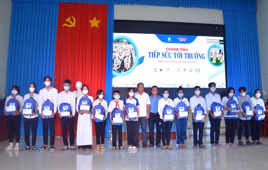 Đại diện Ban tổ chức trao trao quà cho các em HS.