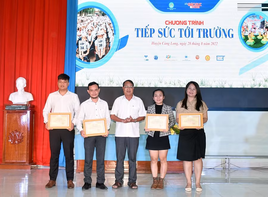 Ông Huỳnh Công Tín, Phó Chủ tịch UBND huyện Càng Long trao thư cám ơn đại diện diện các đơn vị tham gia hỗ trợ Tiếp sức tới trường tại huyện Càng Long.