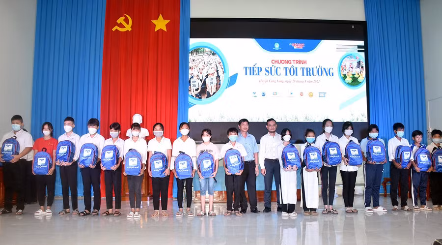 Đại diện Ban tổ chức trao trao quà cho các em HS.