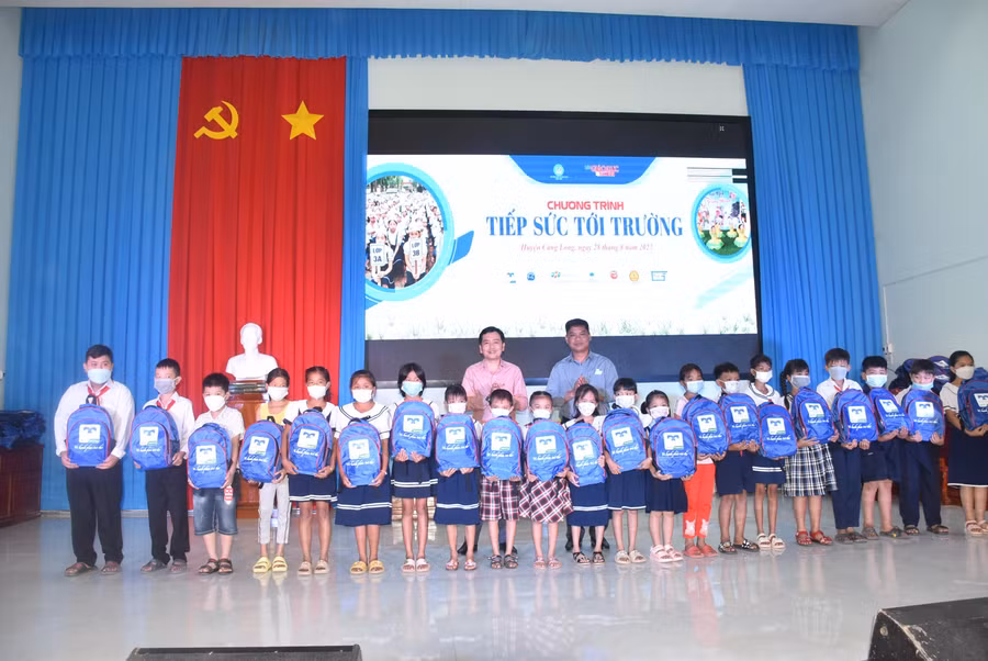 Đại diện Ban tổ chức trao quà cho các em HS.
