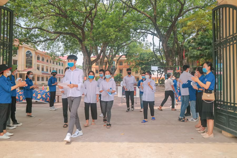 Xúc động hình ảnh Đội thanh niên tình nguyện vỗ tay động viên, chúc mừng thí sinh hoàn thành ngày thi đầu tiên.