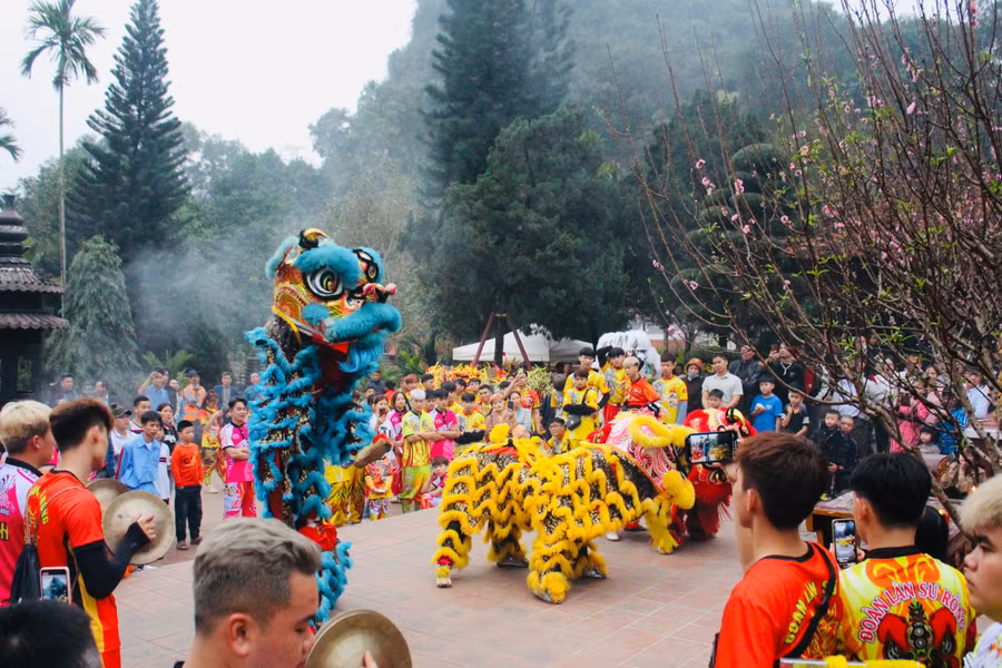 Không khí tại lễ khai hội chùa Hương sáng 15/2.