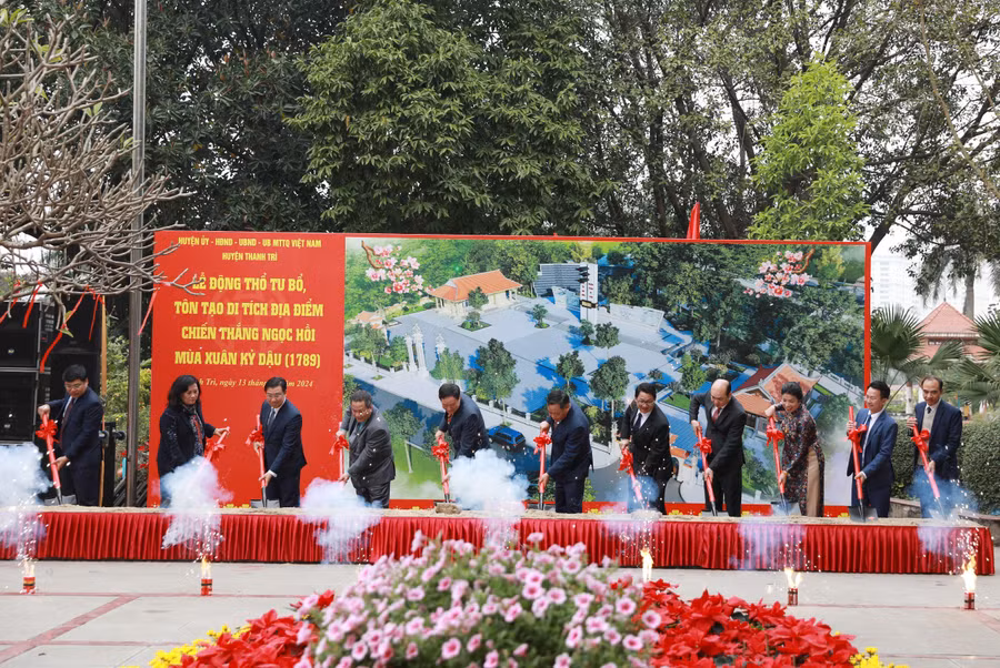 Phó Bí thư Thành ủy Hà Nội - Nguyễn Văn Phong cùng các đại biểu làm lễ khởi công dự án. Phó Bí thư Thành ủy Hà Nội - Nguyễn Văn Phong cùng các đại biểu làm lễ khởi công dự án.
