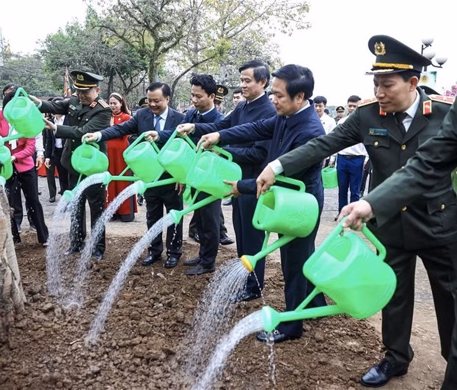 Bộ trưởng Tô Lâm và các đại biểu trồng cây tại Khu di tích Quốc gia đặc biệt Cố đô Hoa Lư. Bộ trưởng Tô Lâm và các đại biểu trồng cây tại Khu di tích Quốc gia đặc biệt Cố đô Hoa Lư.