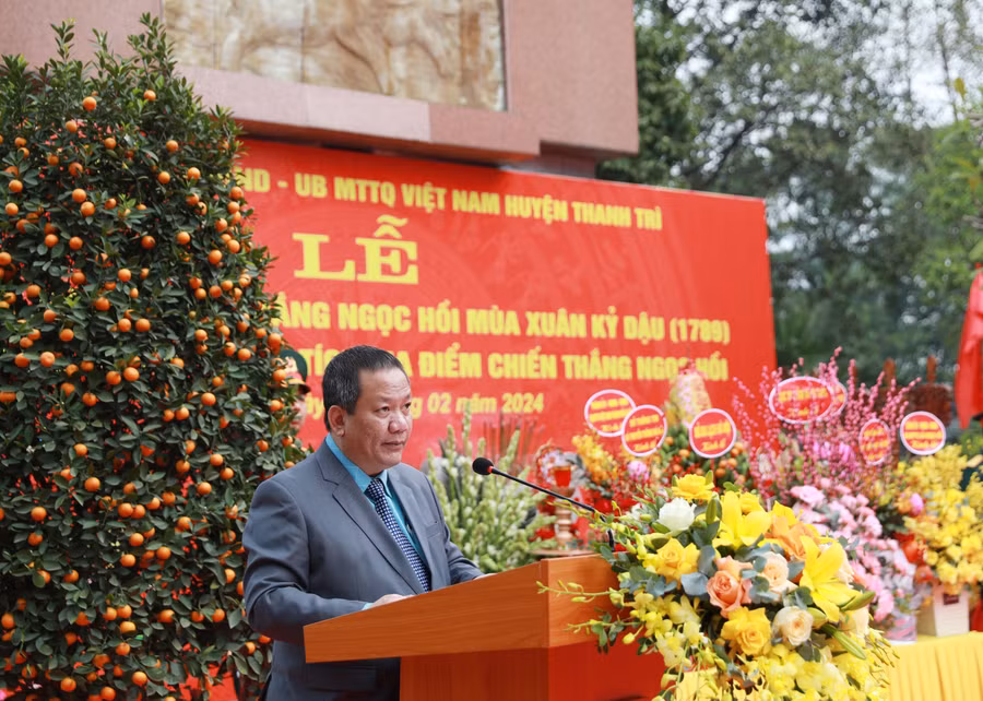 Ông Nguyễn Tiến Cường - Chủ tịch UBND huyện Thanh Trì đọc diễn văn kỷ niệm. Ông Nguyễn Tiến Cường - Chủ tịch UBND huyện Thanh Trì đọc diễn văn kỷ niệm.
