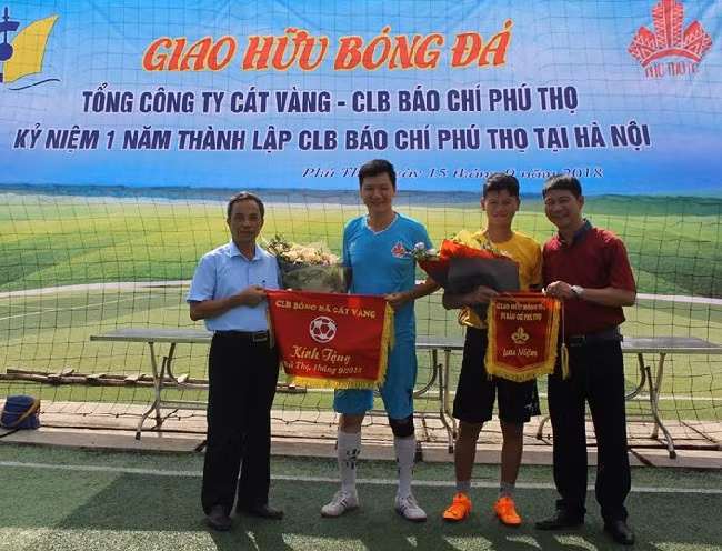 CLB báo chí Phú Thọ tại Hà Nội từng tham gia tổ chức nhiều giải bóng đá phong trào gắn kết báo chí đồng hành cùng doanh nghiệp... CLB báo chí Phú Thọ tại Hà Nội từng tham gia tổ chức nhiều giải bóng đá phong trào gắn kết báo chí đồng hành cùng doanh nghiệp...