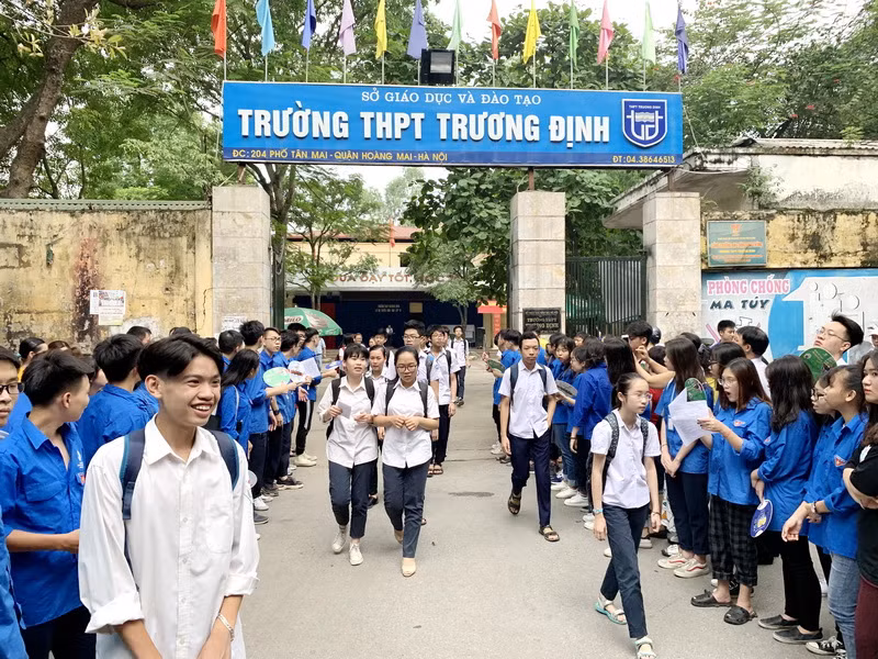 Thí sinh Hà Nội hoàn thành bài thi cuối tuyển sinh vào lớp 10 ảnh 8