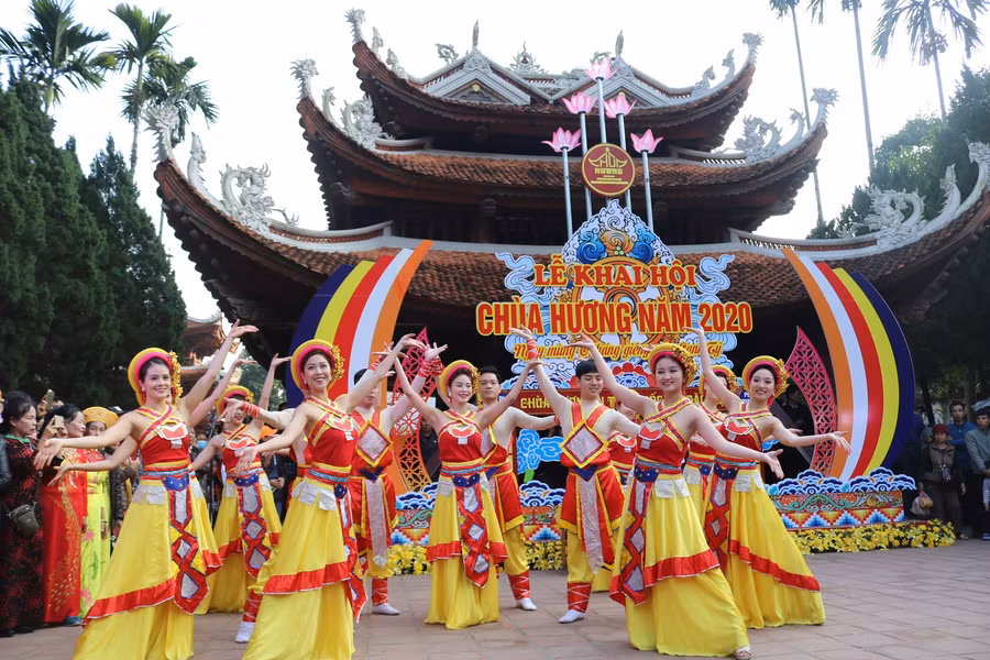 Tưng bừng khai hội Chùa Hương