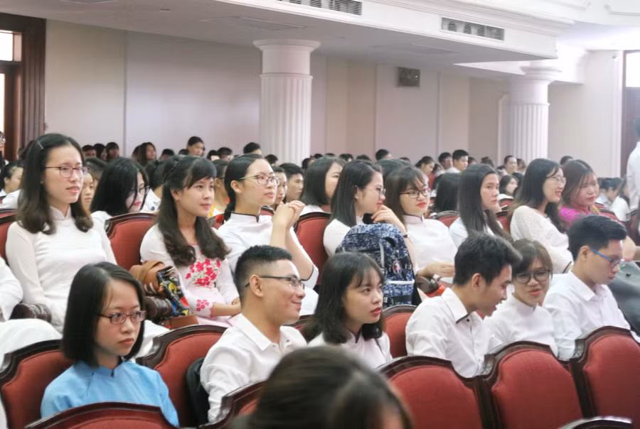 Các tân sinh viên Trường Đại học Giáo dục