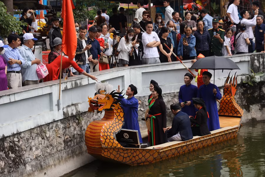 Du khách hào hứng đến nghe hát Quan họ tại hội Lim.