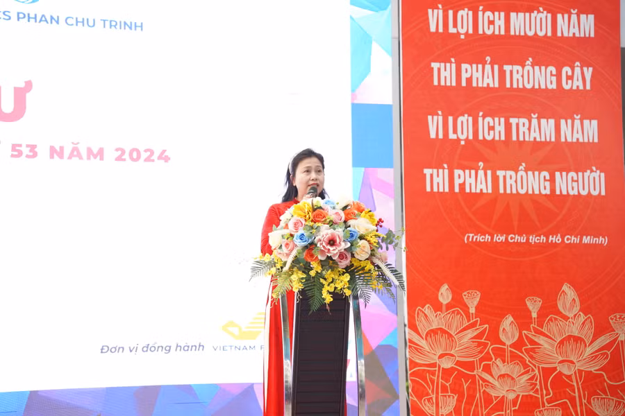 Cô Nguyễn Thanh Hà - Hiệu trưởng Trường THCS Phan Chu Trinh phát biểu tại buổi phát động.