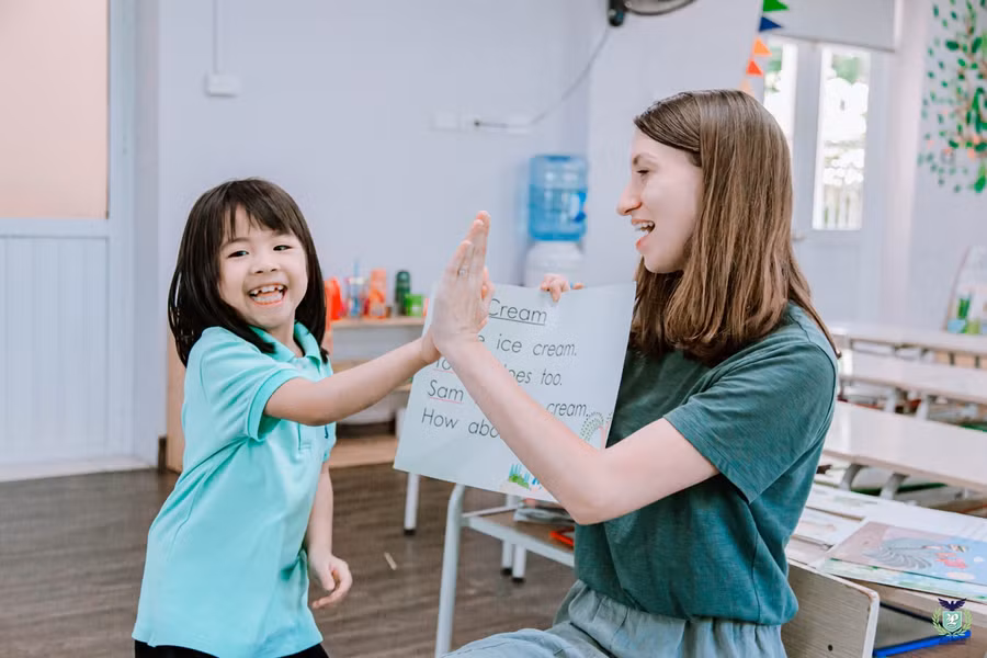 Học sinh hào hứng trong tiết học tiếng Anh tại Jean Piaget.