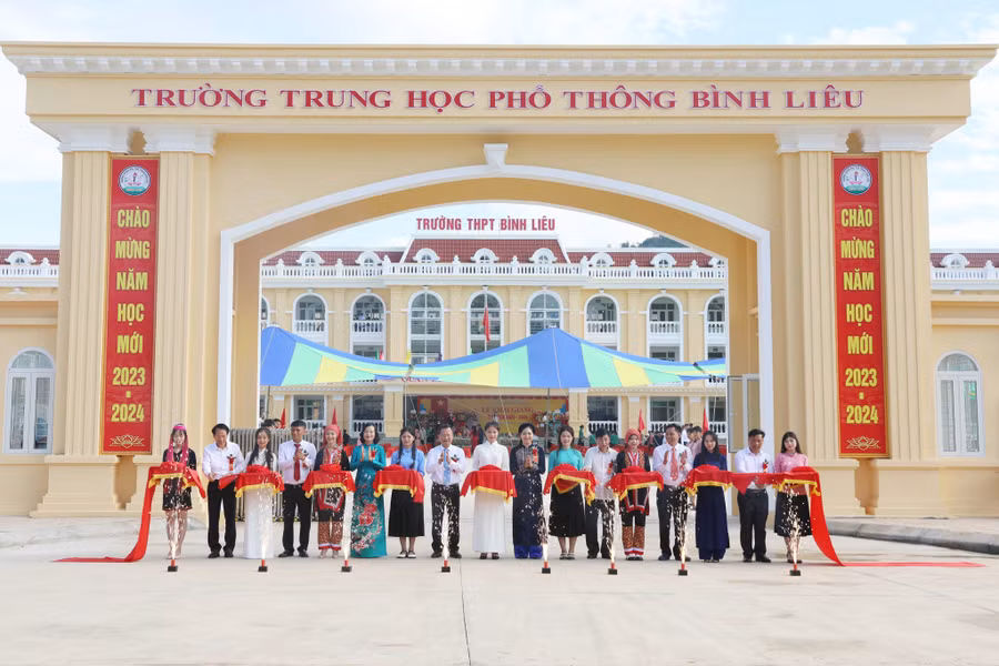 Lãnh đạo tỉnh Quảng Ninh và huyện Bình Liêu cắt băng khánh thành Trường THPT Bình Liêu hôm 5/9.