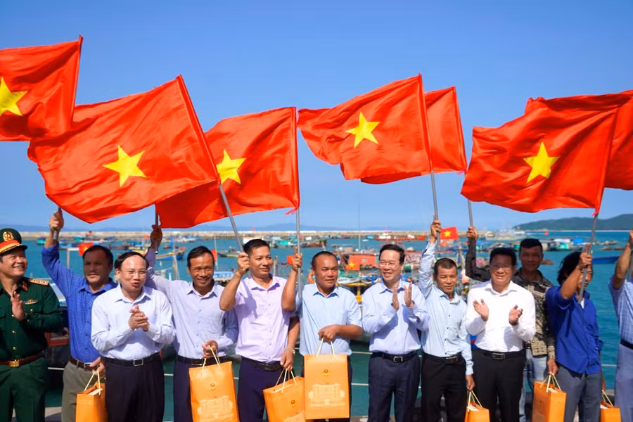 Chủ tịch nước Võ Văn Thưởng tặng cờ Tổ quốc cho ngư dân tại khu neo đậu tránh trú bão, huyện đảo Cô Tô.