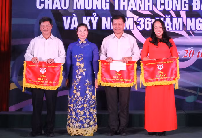 Đoàn văn nghệ Báo Giáo dục và Thời đại đạt giải C cho các chương trình xuất sắc nhất Đoàn văn nghệ Báo Giáo dục và Thời đại đạt giải C cho các chương trình xuất sắc nhất