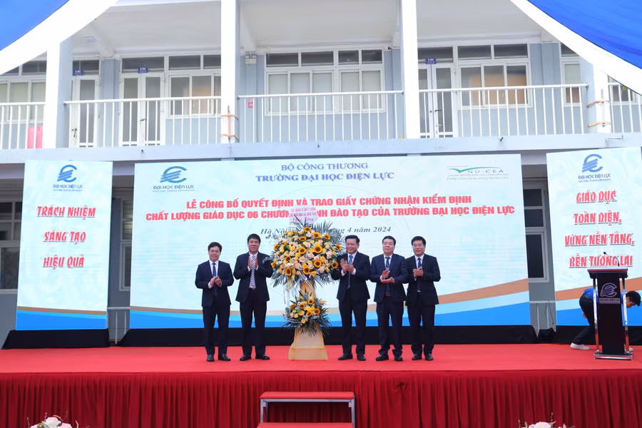 Giáo sư Huỳnh Văn Chương (thứ 2 từ trái sang) - Cục trưởng Cục Quản lý chất lượng Bộ GD&amp;ĐT chúc mừng Trường Đại học Điện lực.