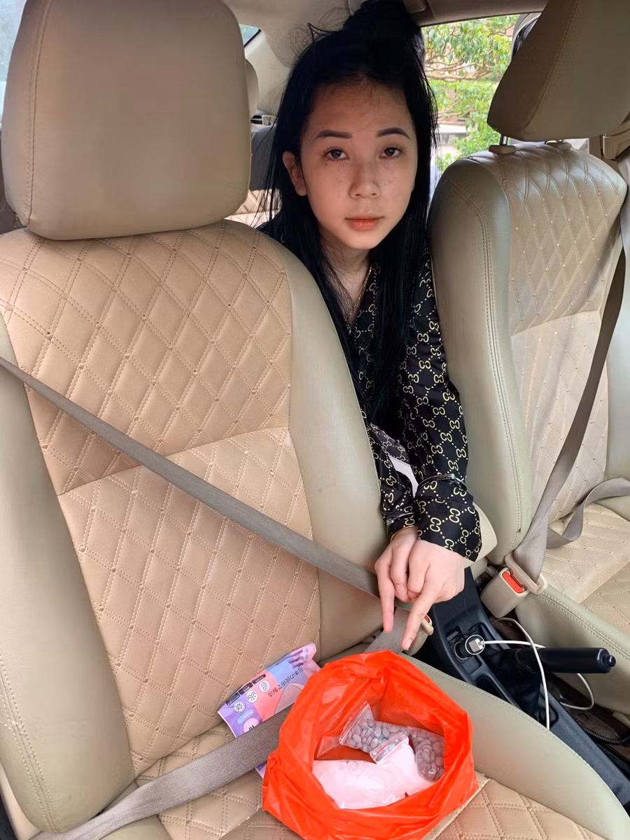 Hồ Thị Thùy Trang và tang vật.