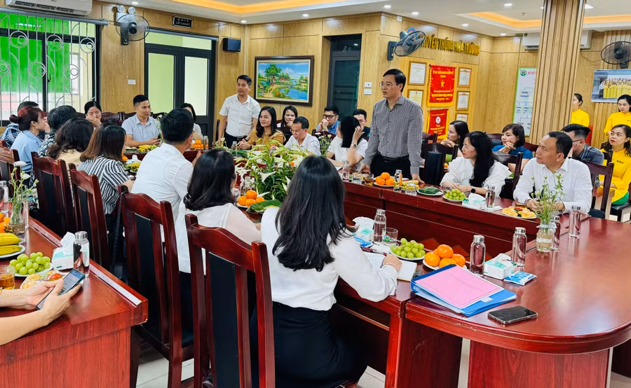 Trao đổi chuyên môn giữa các thành viên của hai ngành giáo dục tại buổi gặp mặt.