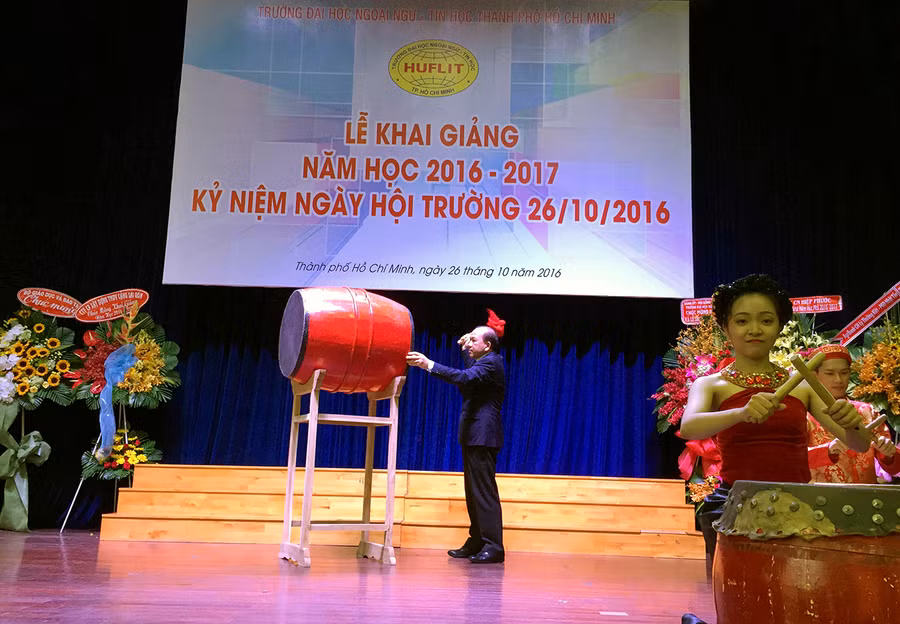 TS Hà Hữu Phúc đánh trống khai giảng năm học mới